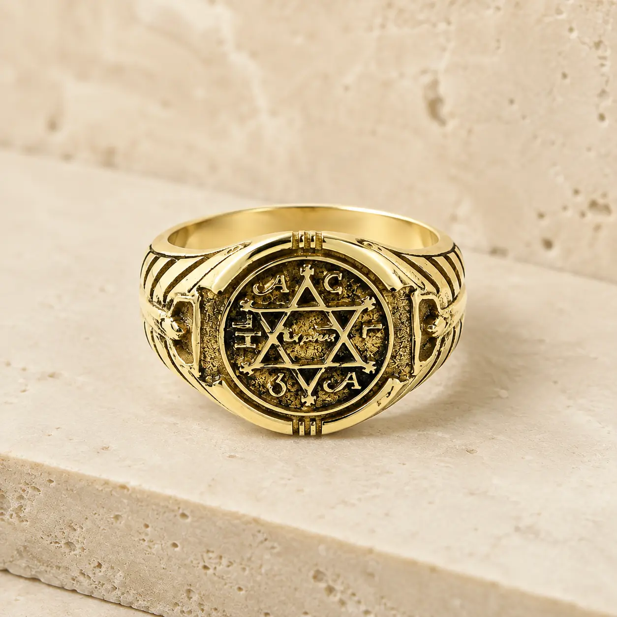 Visualización de catálogo del anillo sobre piedra clara