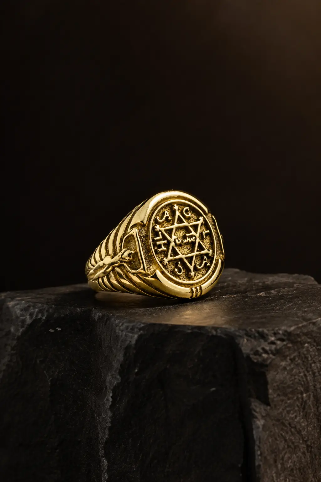 Visualización vertical de campaña del anillo de oro sobre piedra oscura