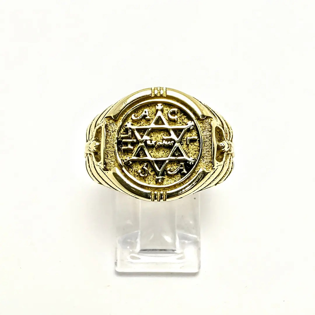Fotografía original frontal del anillo sobre soporte transparente