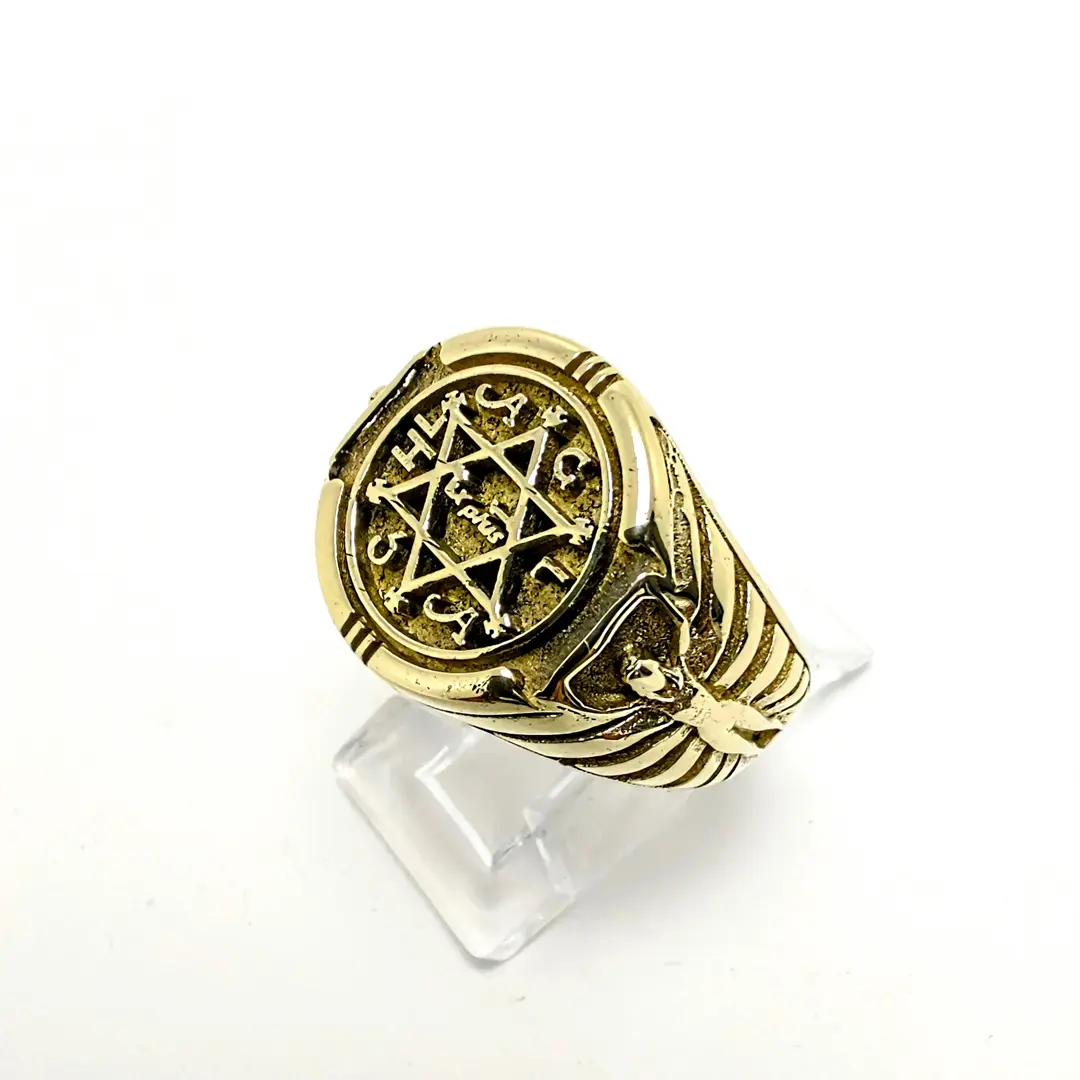 Fotografía real tres cuartos de un anillo de oro amarillo