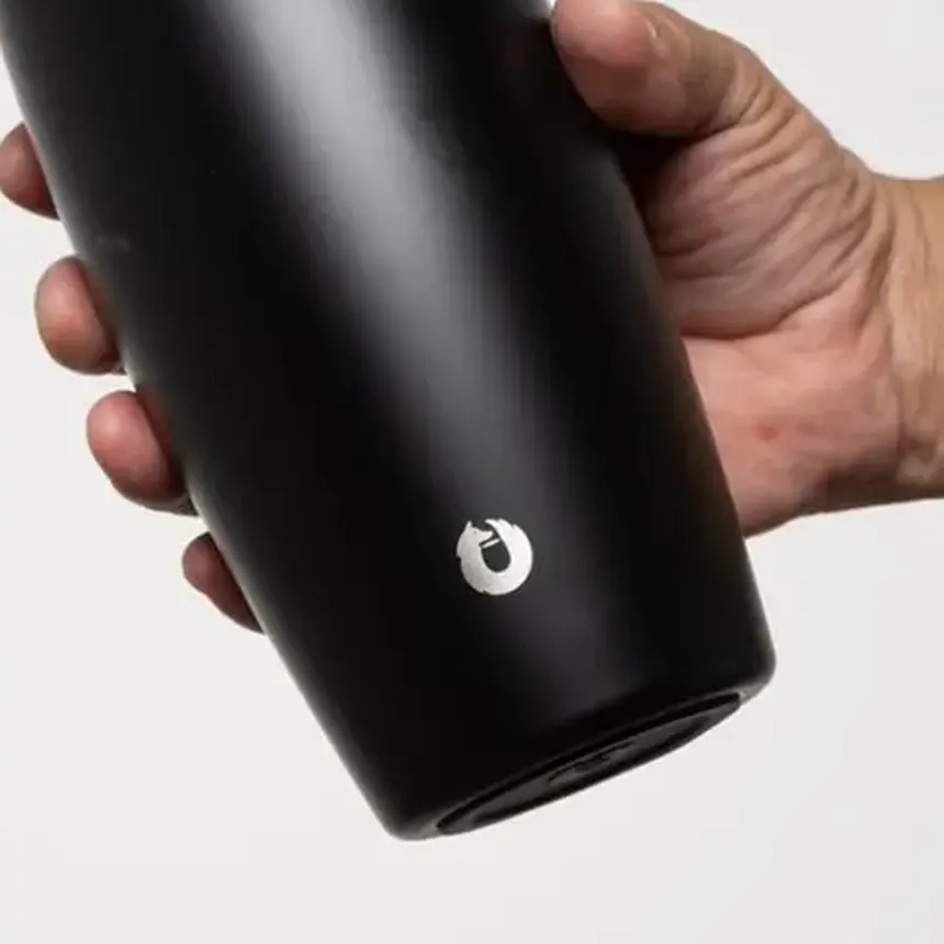 Recorte de una fotografía real del vaso negro para observar el borde y la superficie
