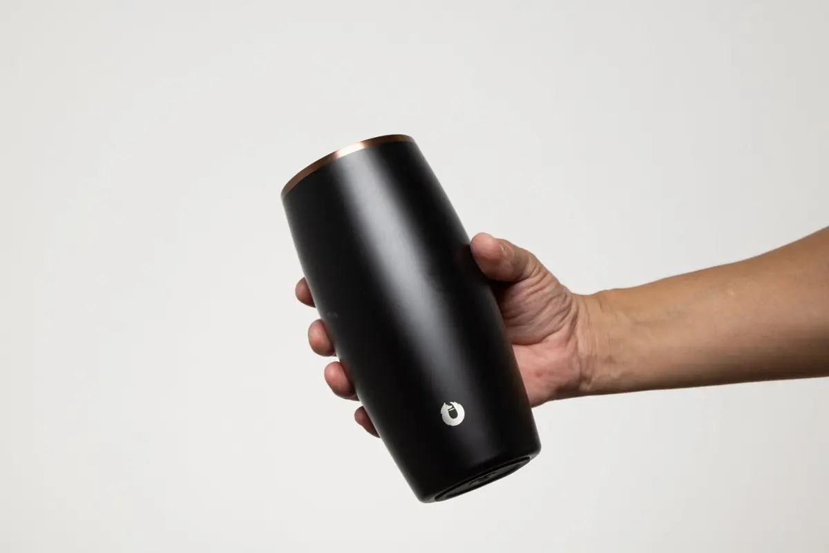 Fotografía angular del vaso promocional negro con borde cobrizo
